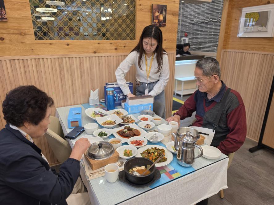 수원시 권선구 곡선동 지역사회보장협의체, 홀로 사는 어르신께 따뜻한 생신상 선물